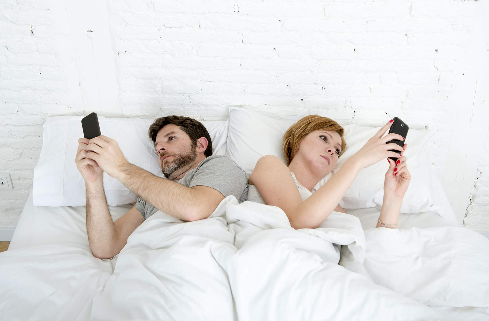 Видео измены мужу с разговором. Мужчина в постели с телефоном. Смартфон в постели. Парень с телефоном в кровати. Женщина и мужчина в кровати с телефоном.